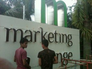 huruf timbul 1 300x225 - Huruf Timbul