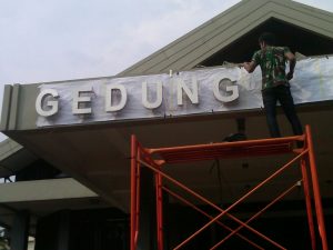 huruf timbul 300x225 - Kaca film sticker | Kaca Film Solargard Terbaik